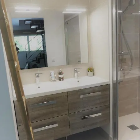 Jolie Longere Pres Canal Nantes-brest ' Petanque Guenrouet