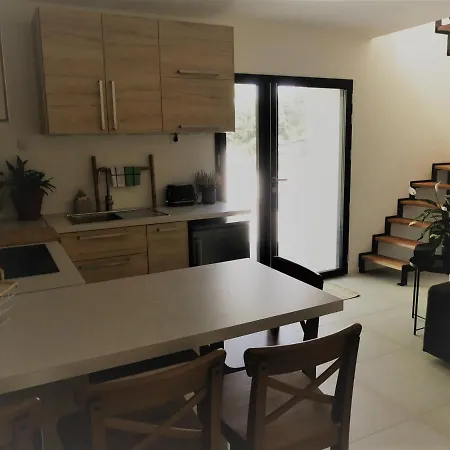 Jolie Longere Pres Canal Nantes-brest ' Petanque Guenrouet