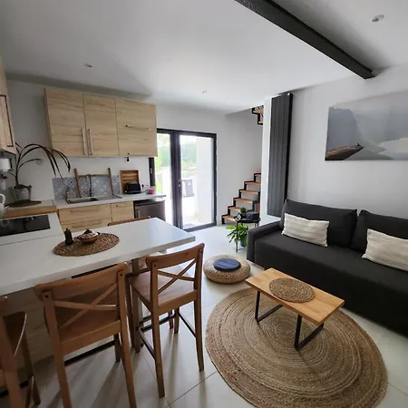 Jolie Longere Pres Canal Nantes-brest ' Petanque