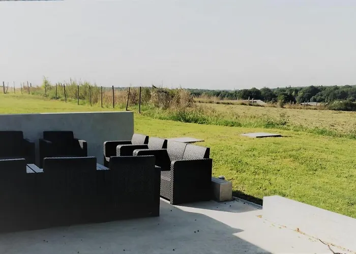 Jolie Longère Près Canal Nantes-brest ' Pétanque Guenrouet