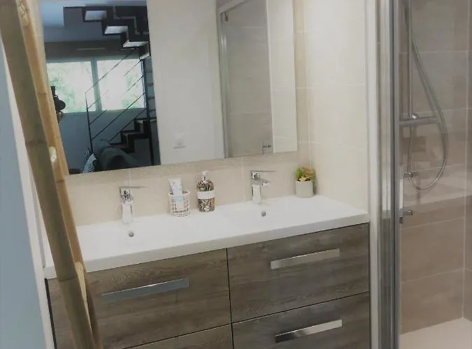 Jolie Longère Près Canal Nantes-brest ' Pétanque Guenrouet