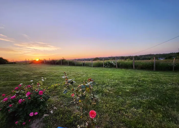Jolie Longère Près Canal Nantes-brest ' Pétanque Guenrouet