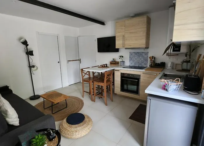 Jolie Longère Près Canal Nantes-brest ' Pétanque Guenrouet