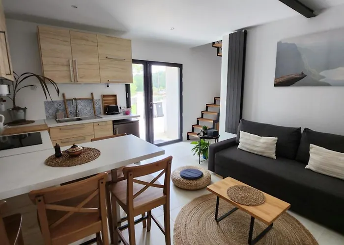 Jolie Longère Près Canal Nantes-brest ' Pétanque